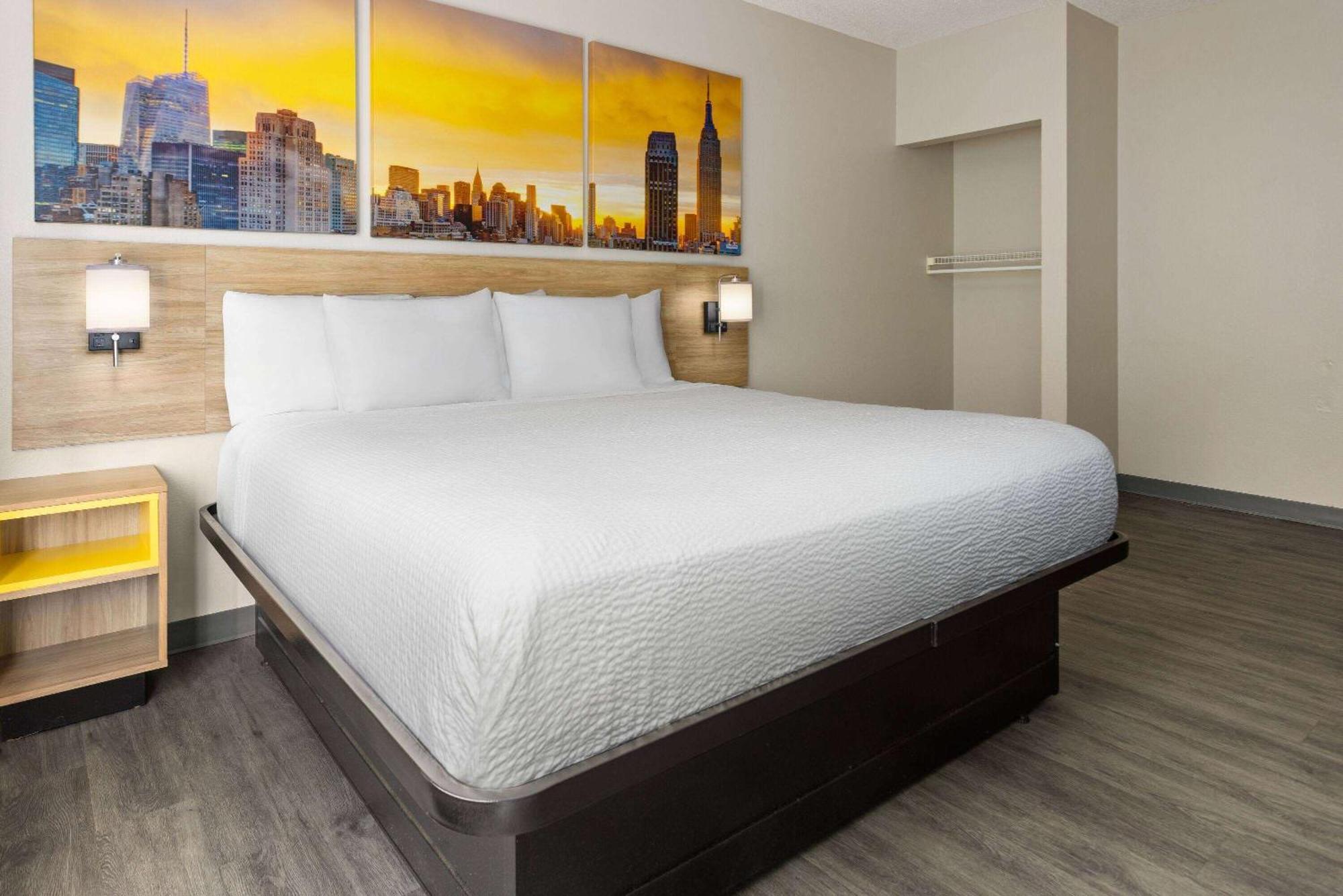 1 King Bed, Mobility Accessible Suite, Bathtub w/ Grab Bars, Non-Smoking,1622016908:JPEG