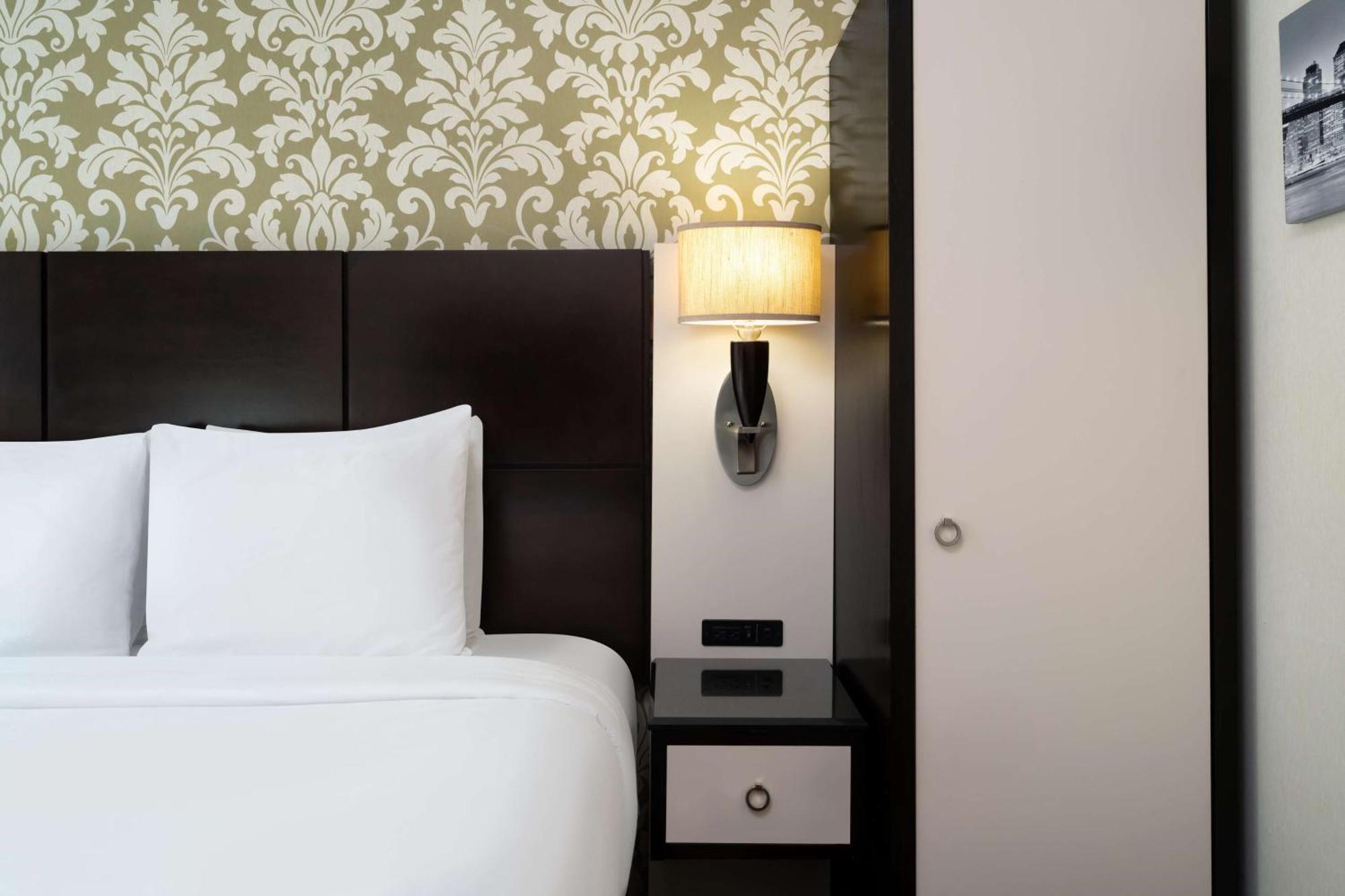 Queen Room with Roll-In Shower - Mobility Accessible/Non-Smoking,1629908338:JPEG