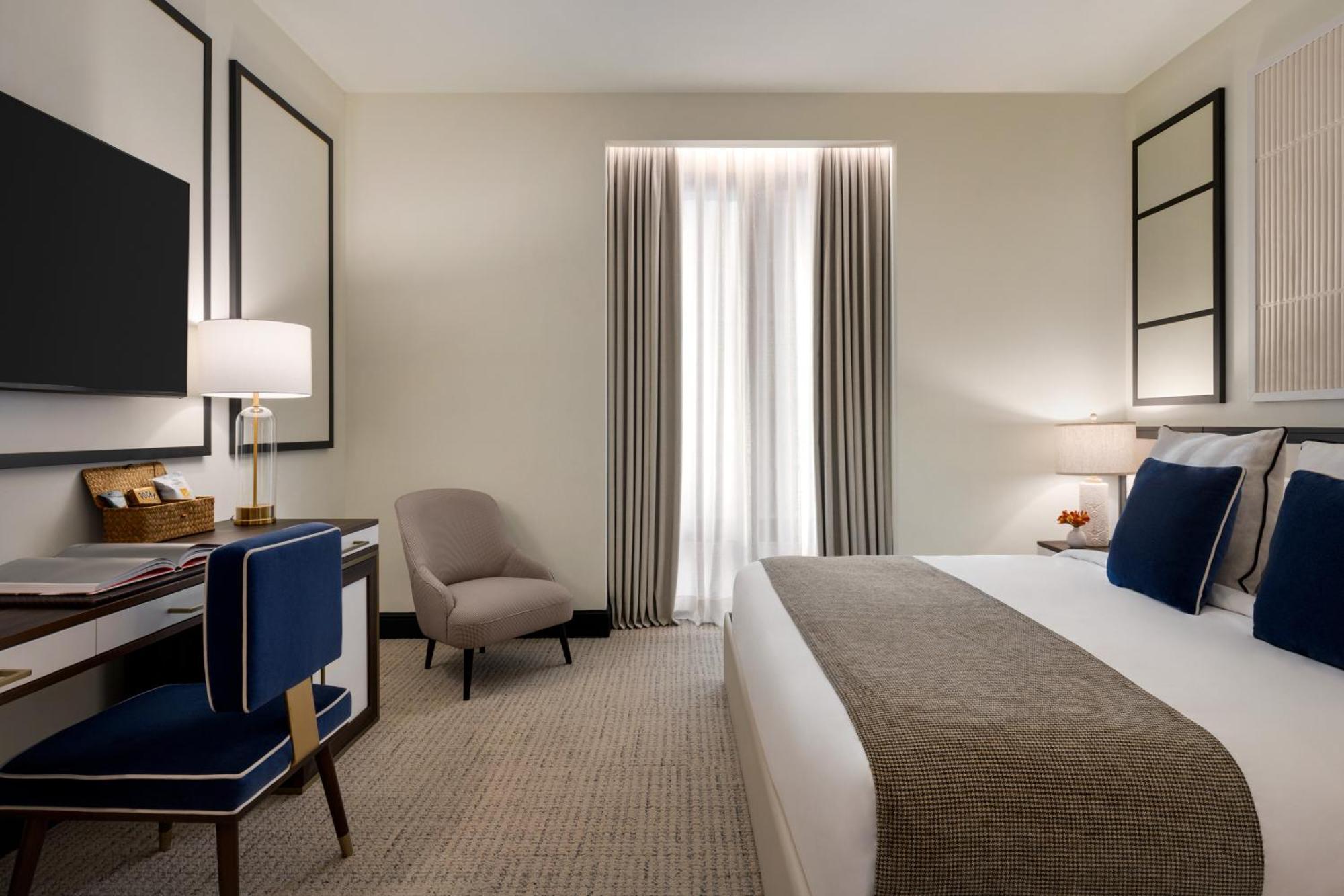 Chambre Lit King-Size - Accessible aux Personnes à Mobilité Réduite avec Baignoire