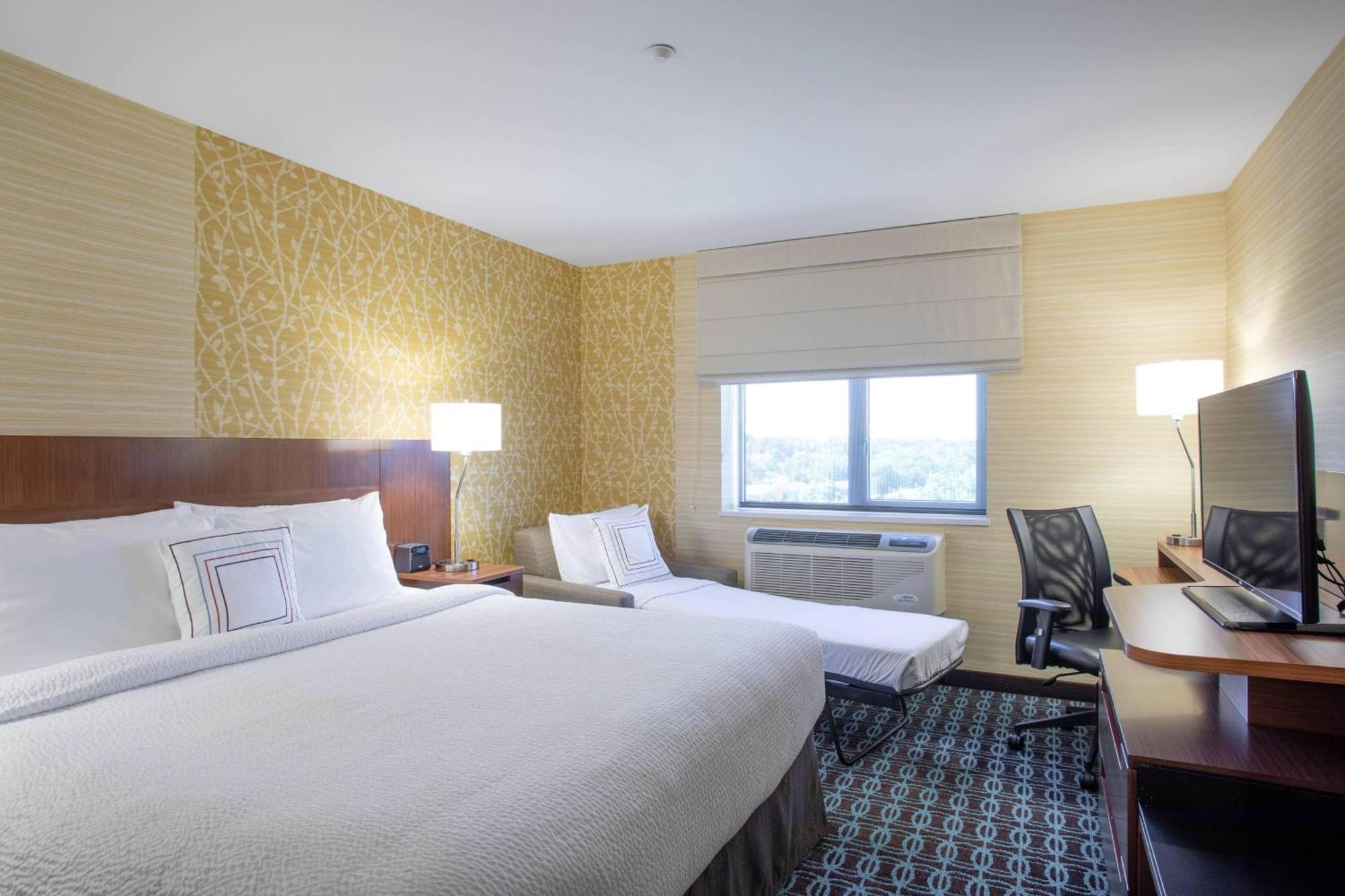 Estudio con cama extragrande y sofá cama