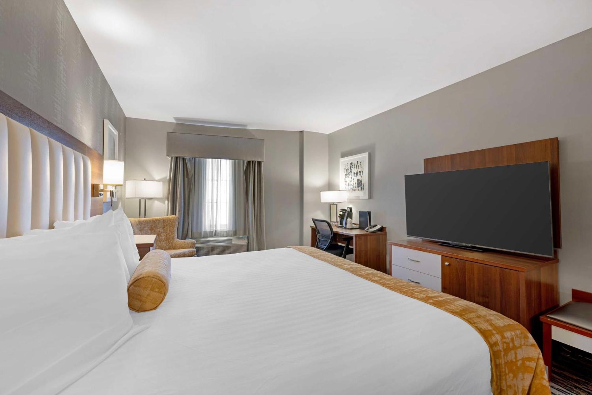 King Room with Roll-in Shower - Disability Access/Non-Smoking