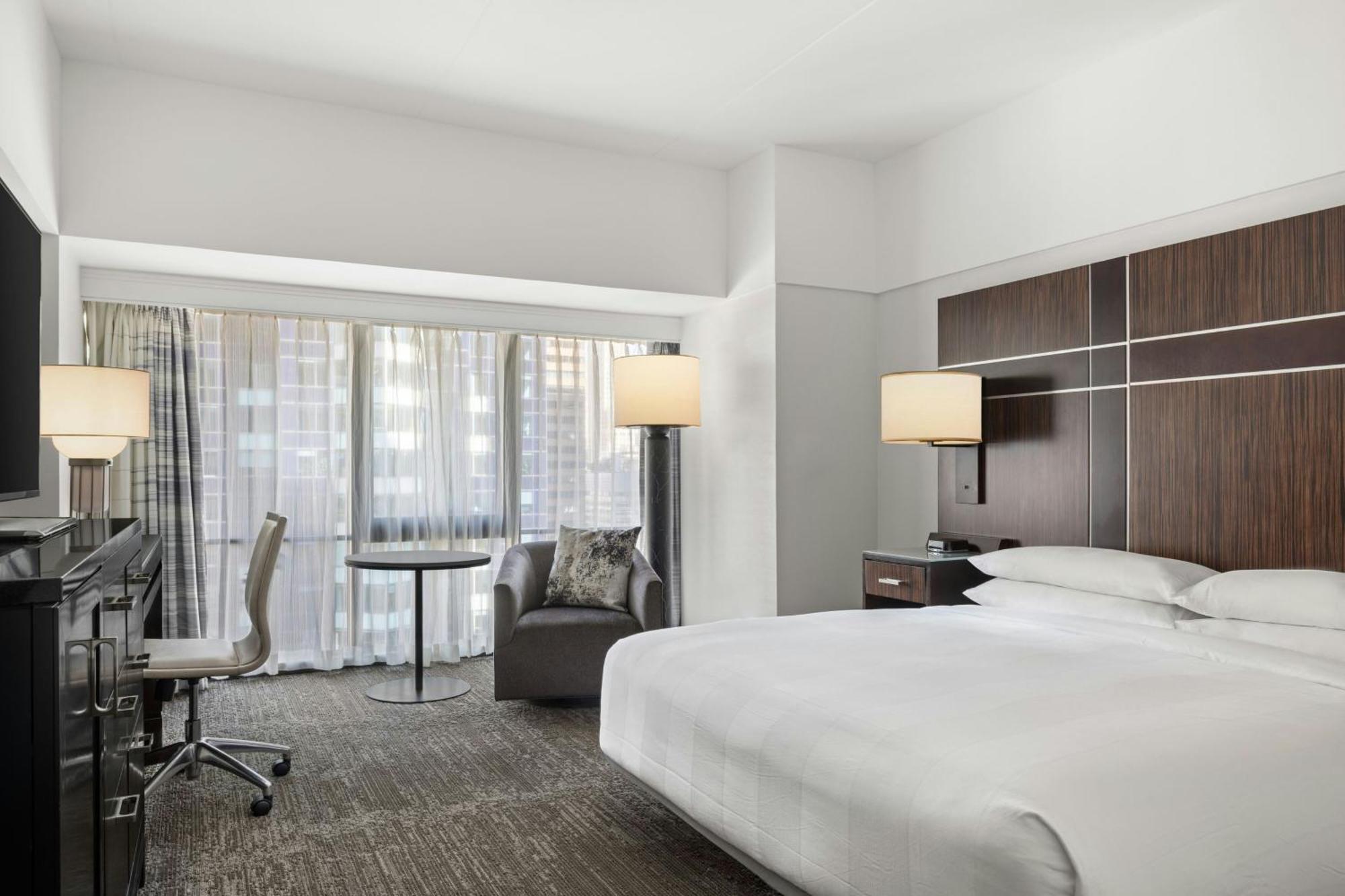 Quarto com Cama King-size, Sofá-cama (Mediante Pedido) e Chuveiro Acessível a Cadeirantes - Acessível para Hóspedes com Mobilidade Reduzida