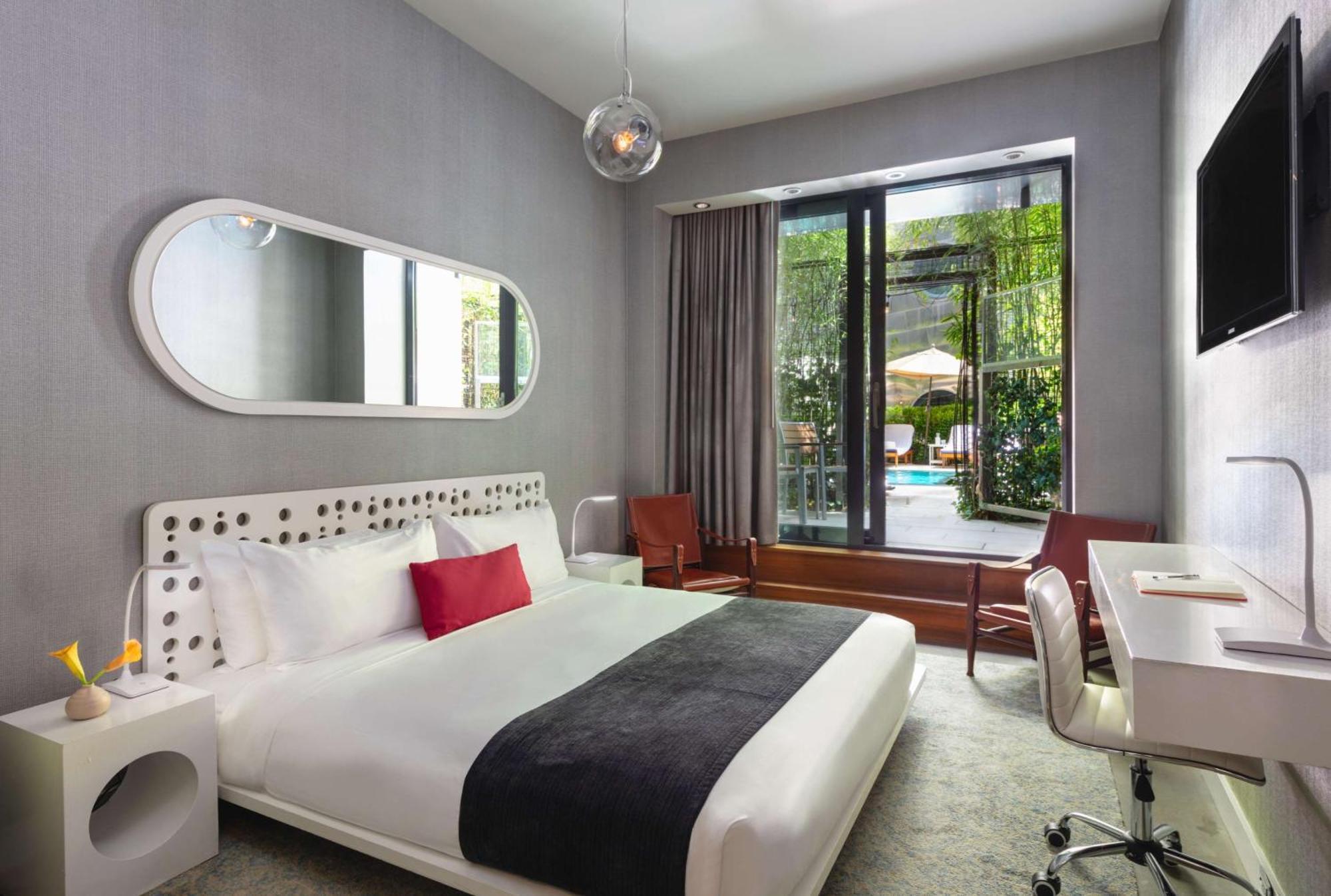 Zimmer mit Kingsize-Bett, rollstuhlgerechter Dusche und Zugang zum Pool