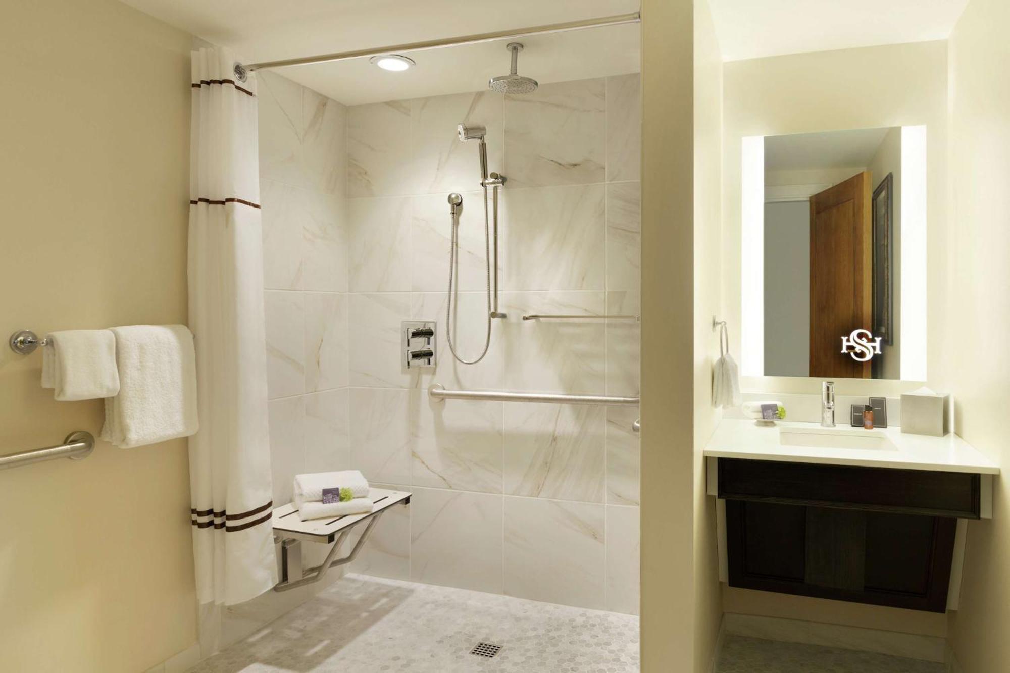 King Room - Mobility Access with Roll In Shower,1657152414:JPEG