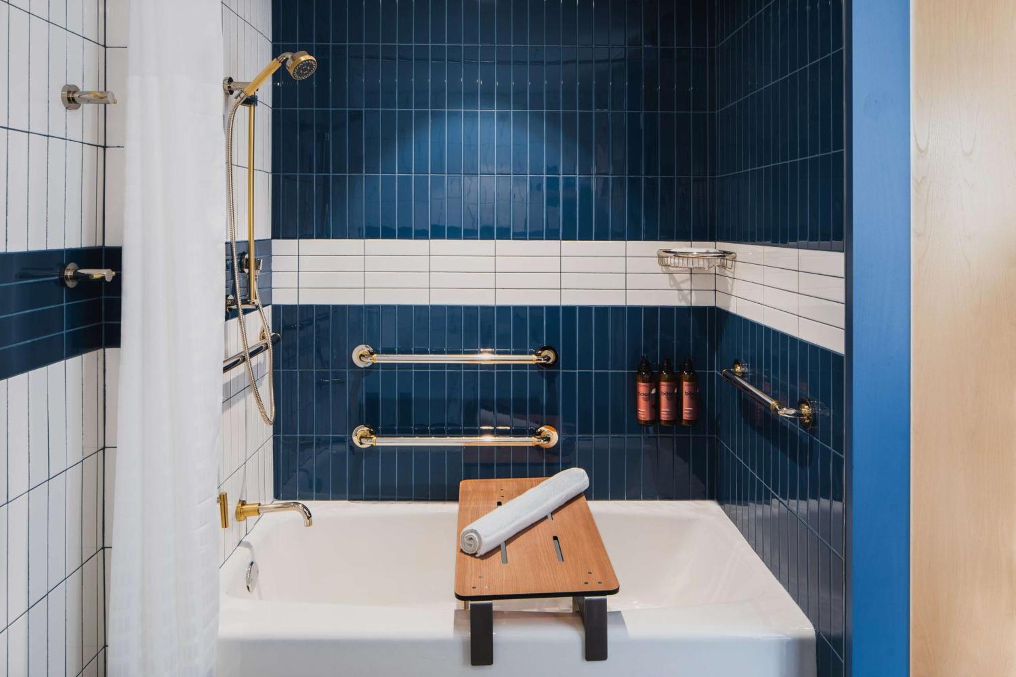 Quarto King com Banheira Acessível a Pessoas com Mobilidade Condicionada e Vista Cidade