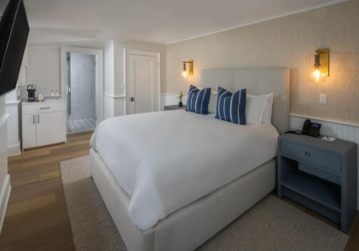 Large Queen Room