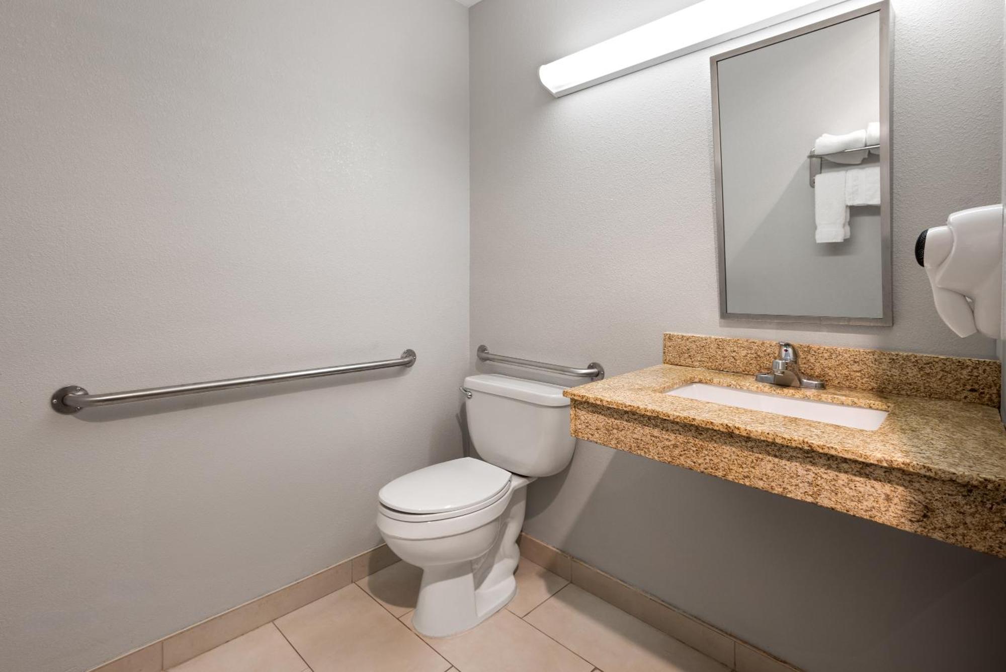 Queen Room with Roll-In Shower - Mobility/Hearing Accessible - Non-Smoking