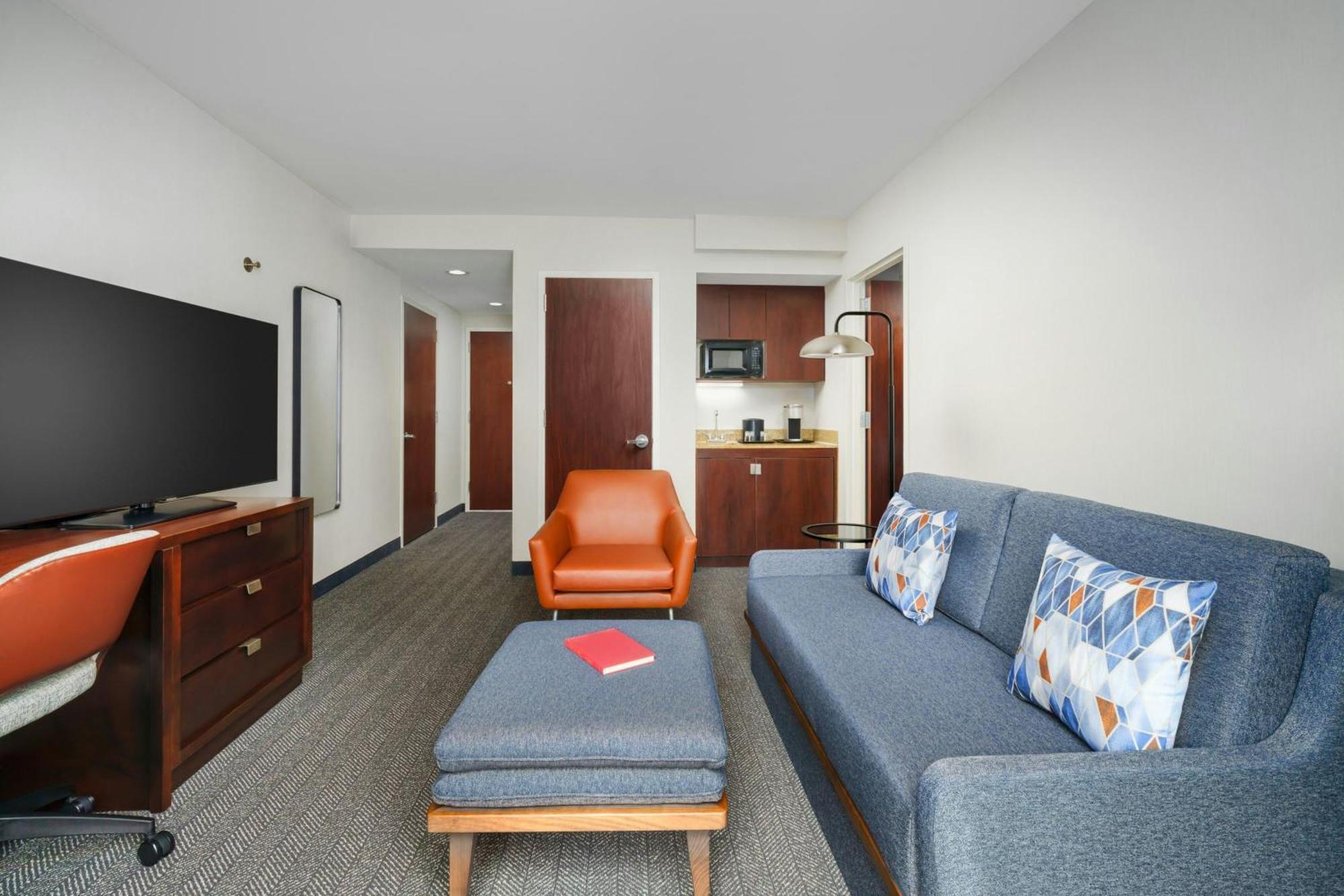 Suite mit 1 Schlafzimmer, Kingsize-Bett, Schlafsofa und Balkon