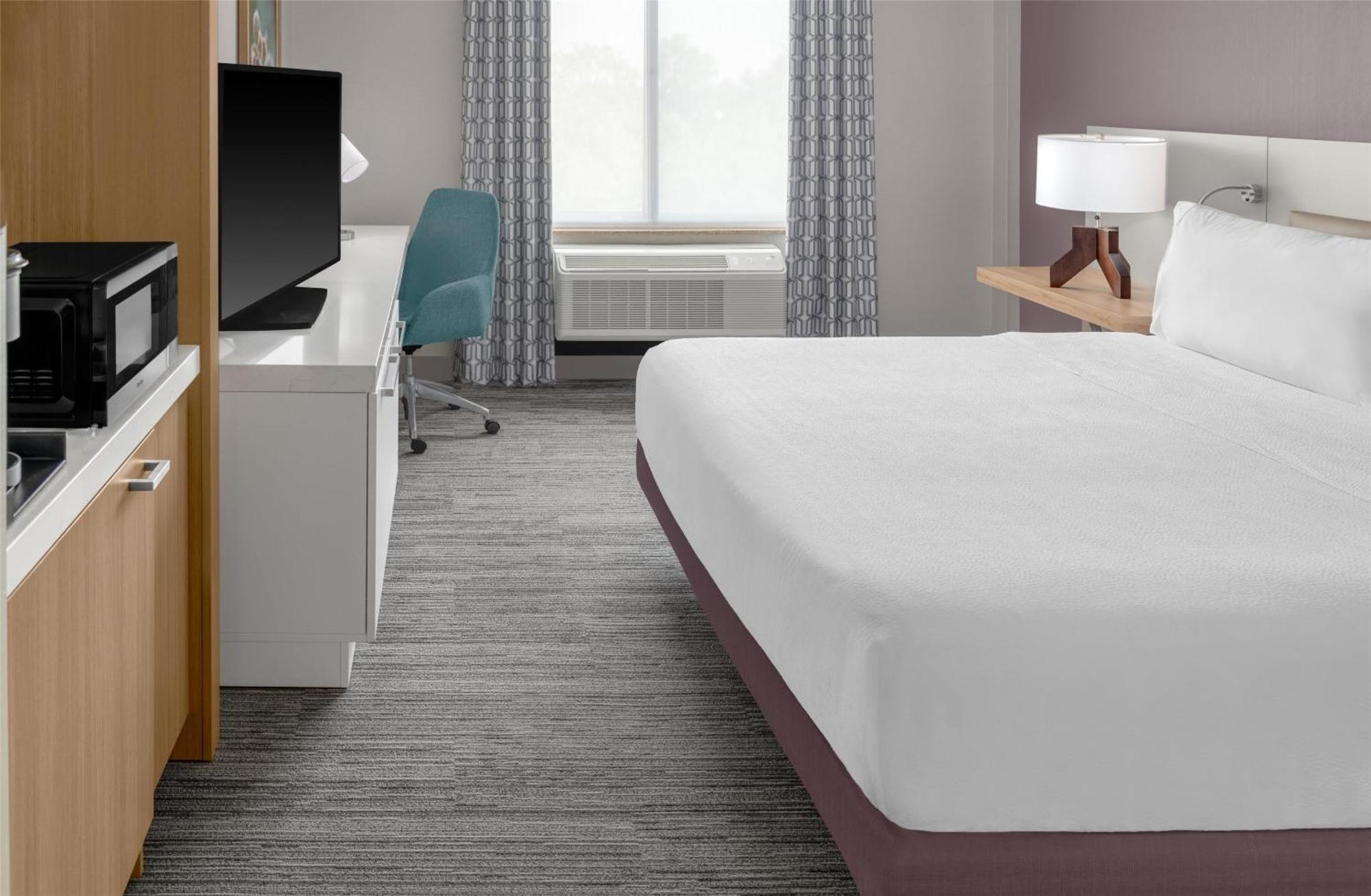 King Room with Roll-In Shower - Mobility Access,1698863651:JPEG