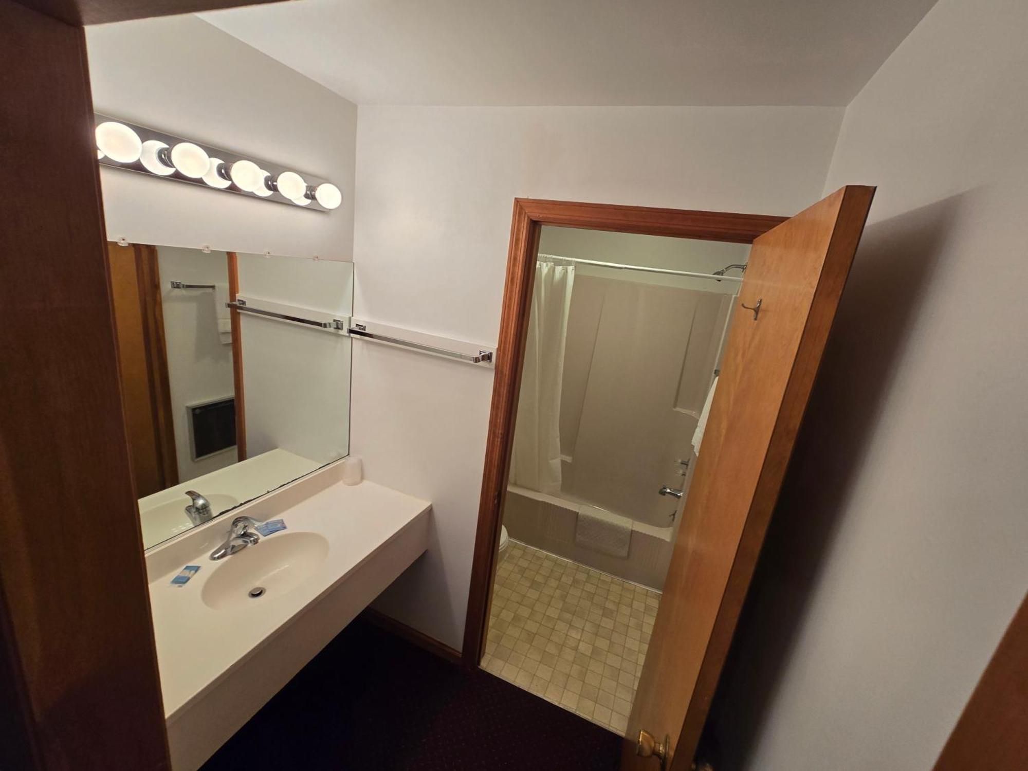 Deluxe Queen Room,1706914681:JPEG