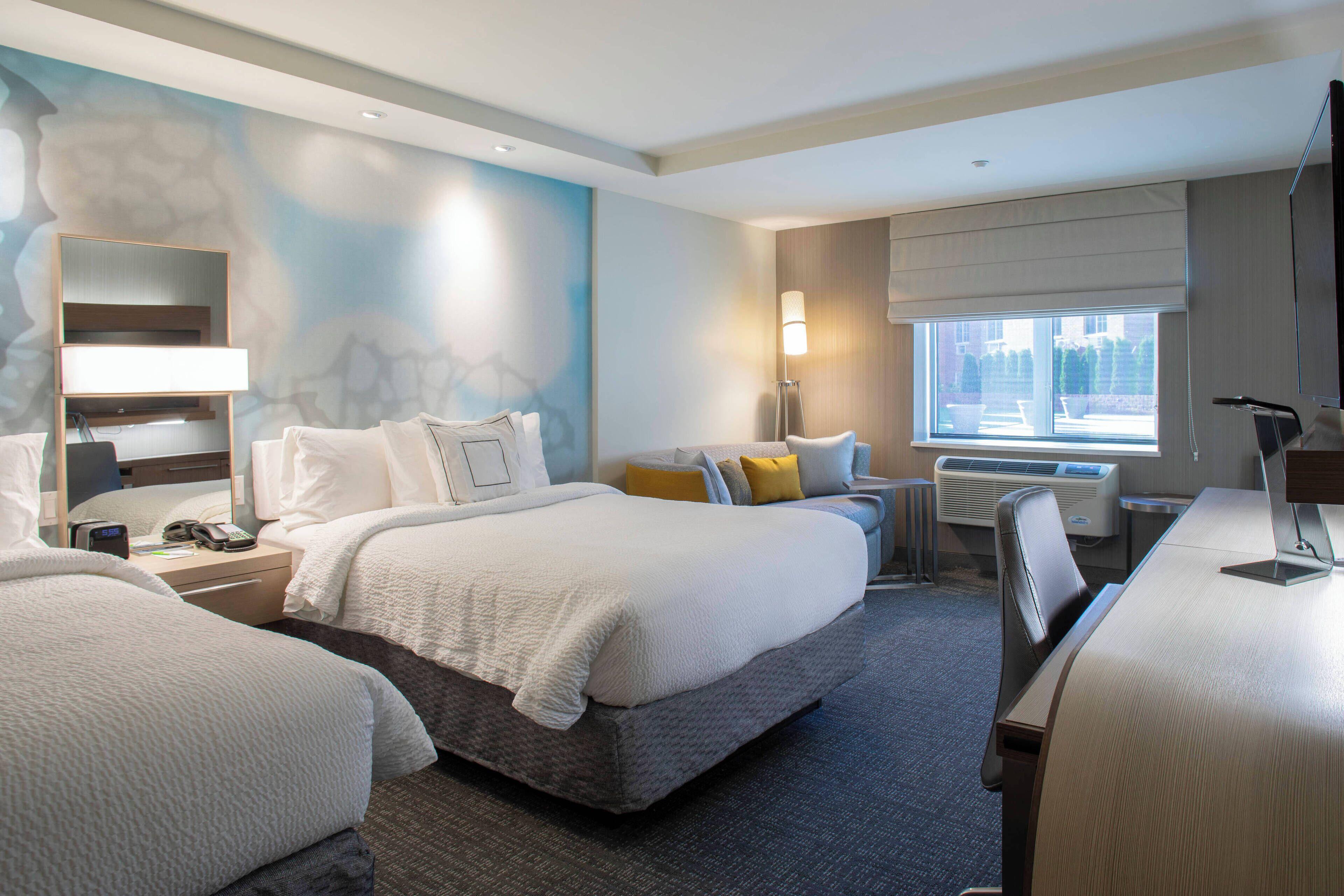 Chambre avec 2 Lits Doubles et Canapé-Lit
