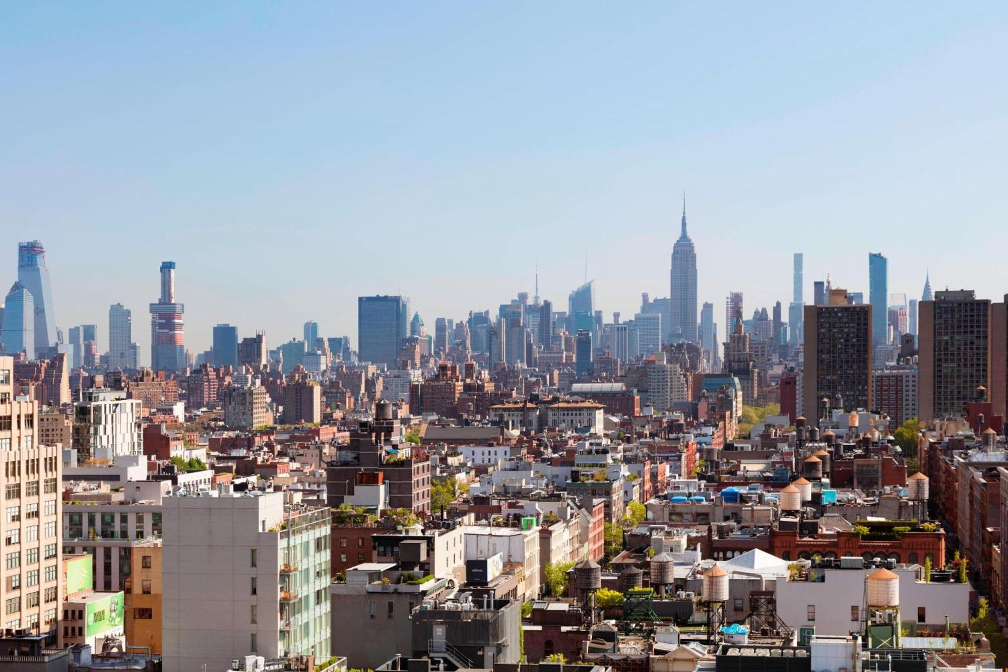 Quarto com Cama King-size e Vista da Cidade