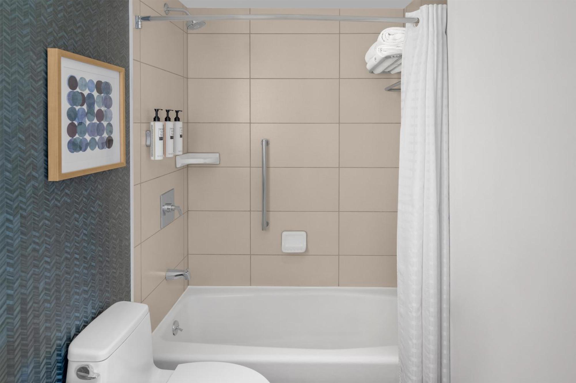 Quarto Queen com 2 Camas Queen-size e Vista da Cidade