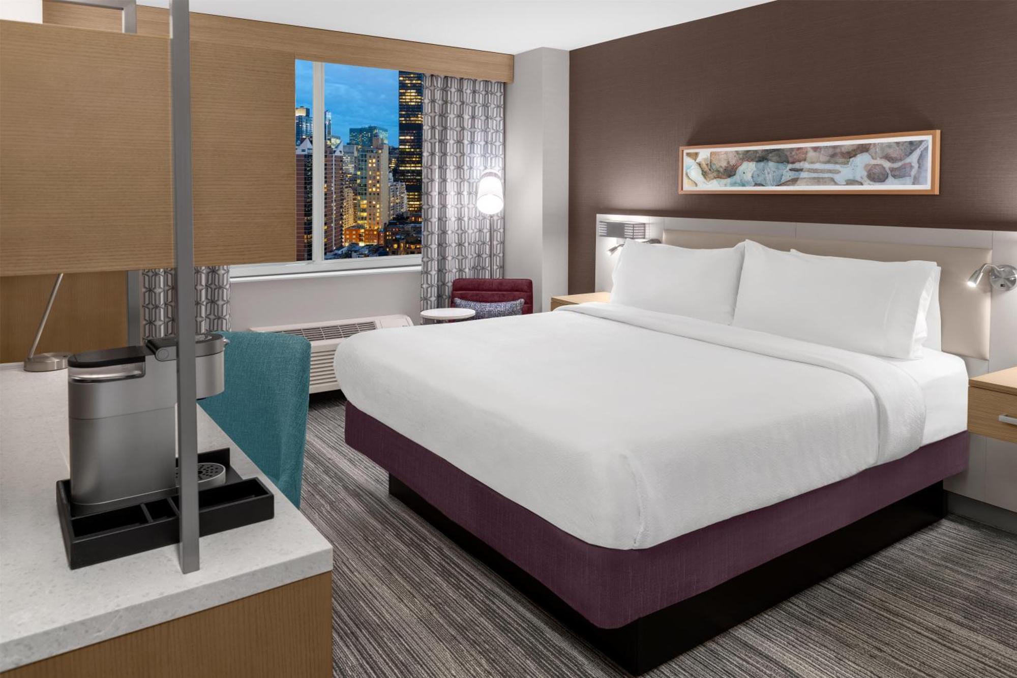Quarto com Cama King-size e Vista da Cidade