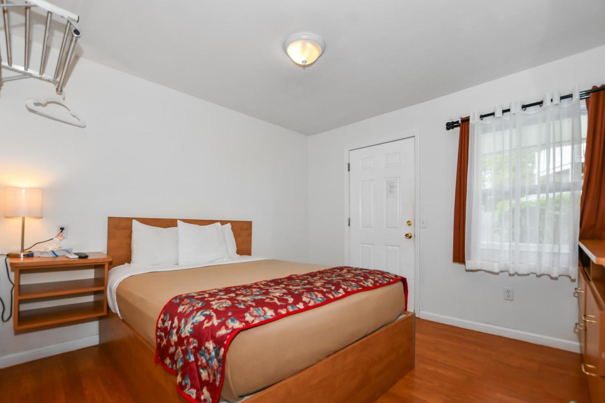 Single Queen Room