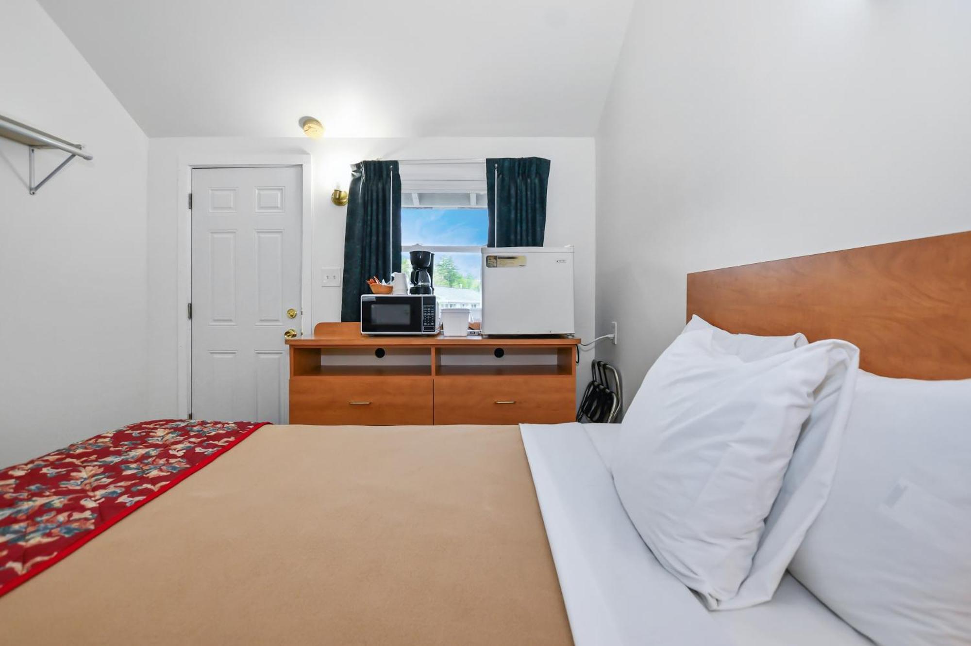 Single Queen Room