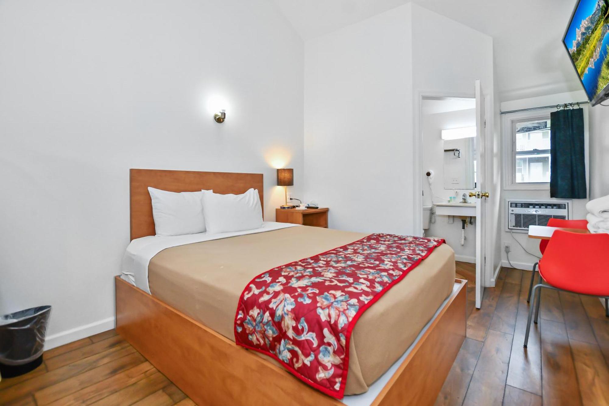 Single Queen Room