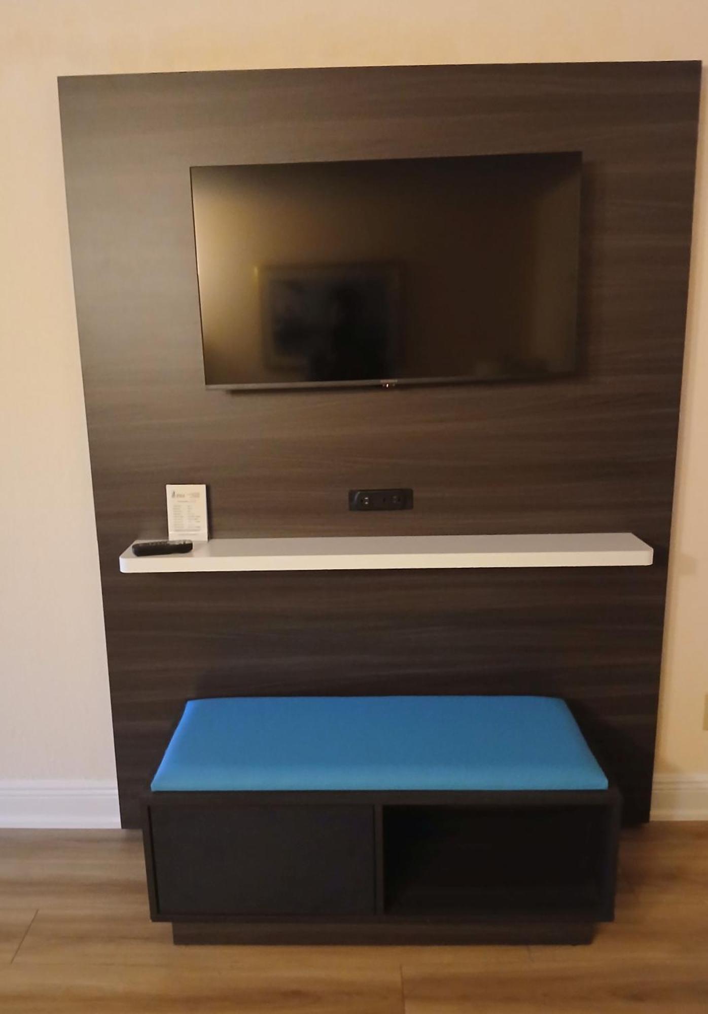 Queen Room sofa Stovetop