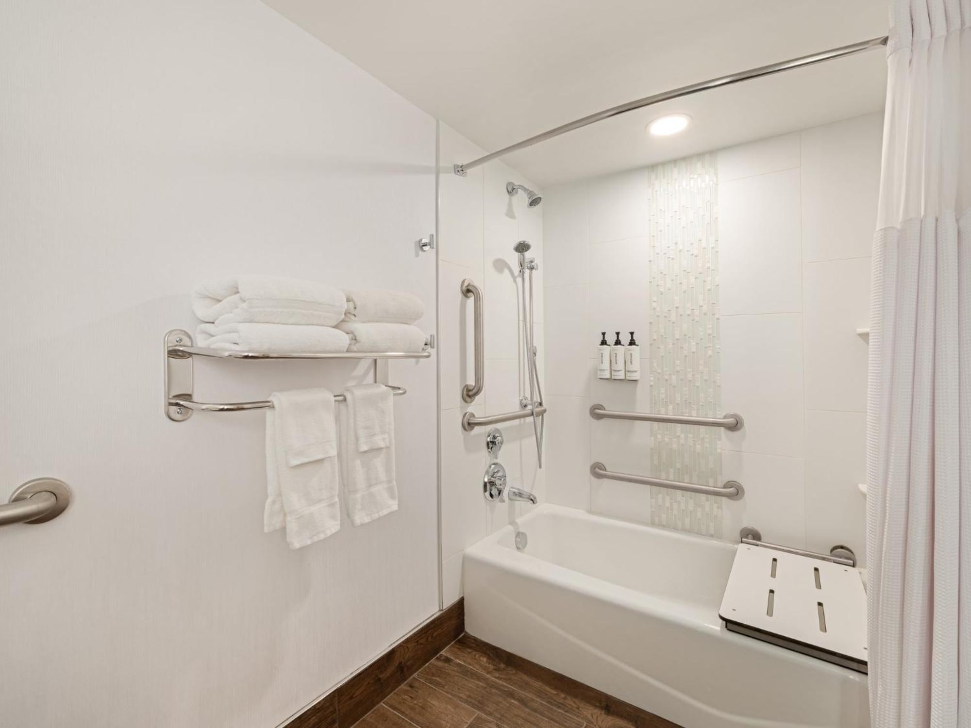 Standard Queen Room Two Queen Beds Mobility Accessible Tub