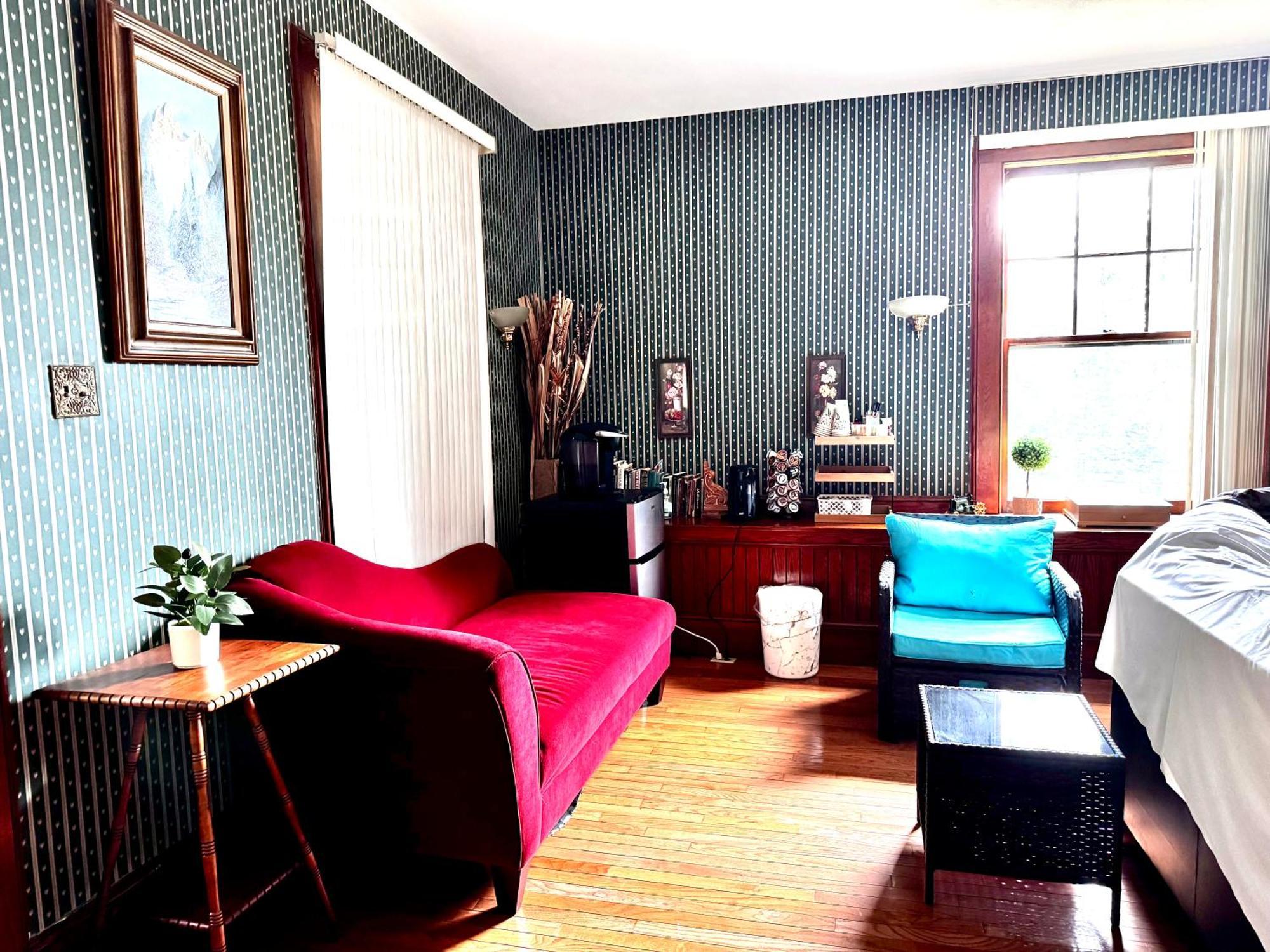 Deluxe Queen Room No Pets Allowed