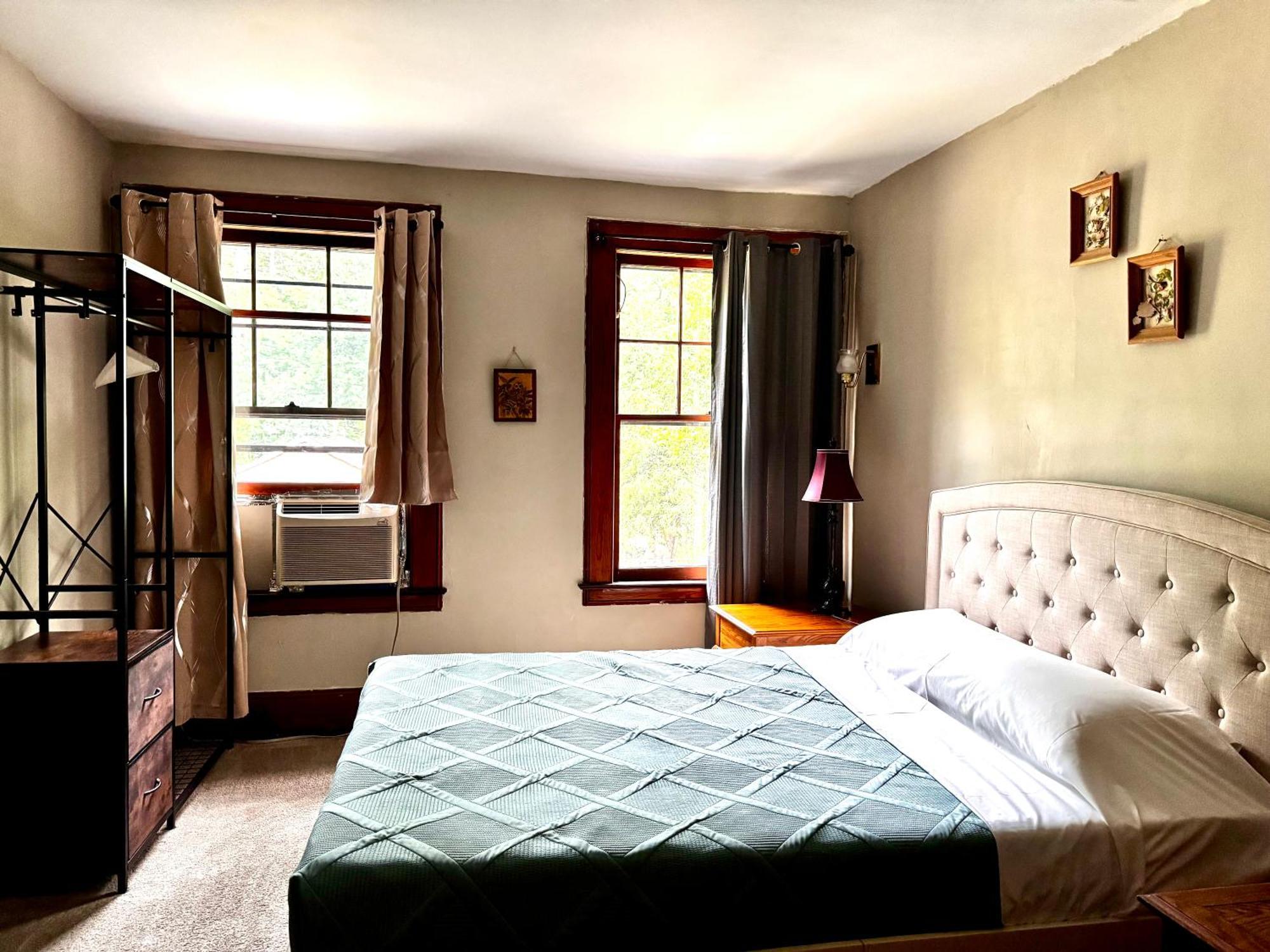 Deluxe Queen Room No Pets Allowed