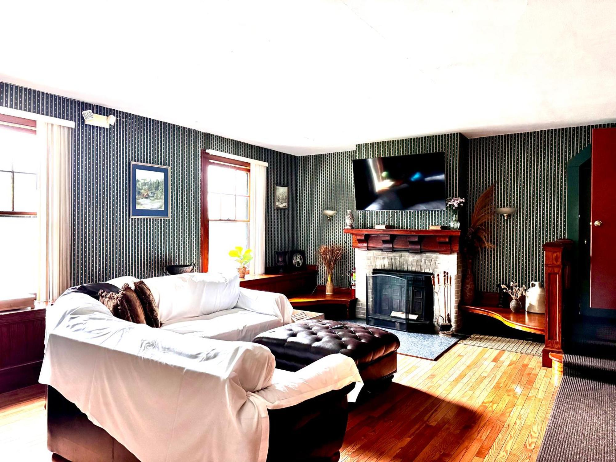 Deluxe Queen Room No Pets Allowed