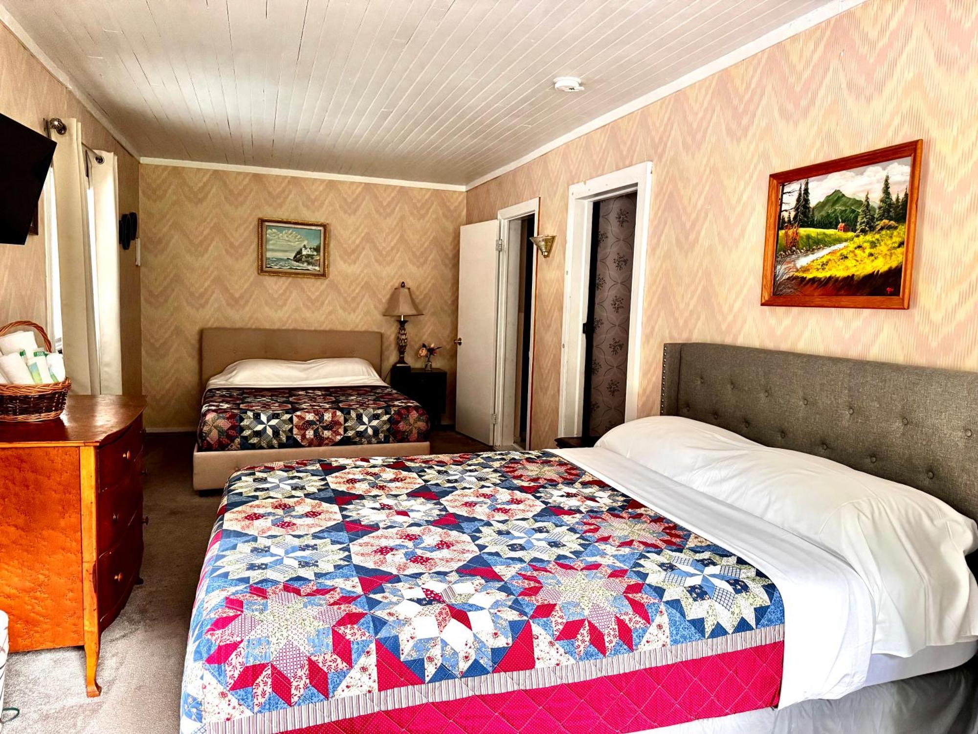 Deluxe Queen Suite No Pets Allowed