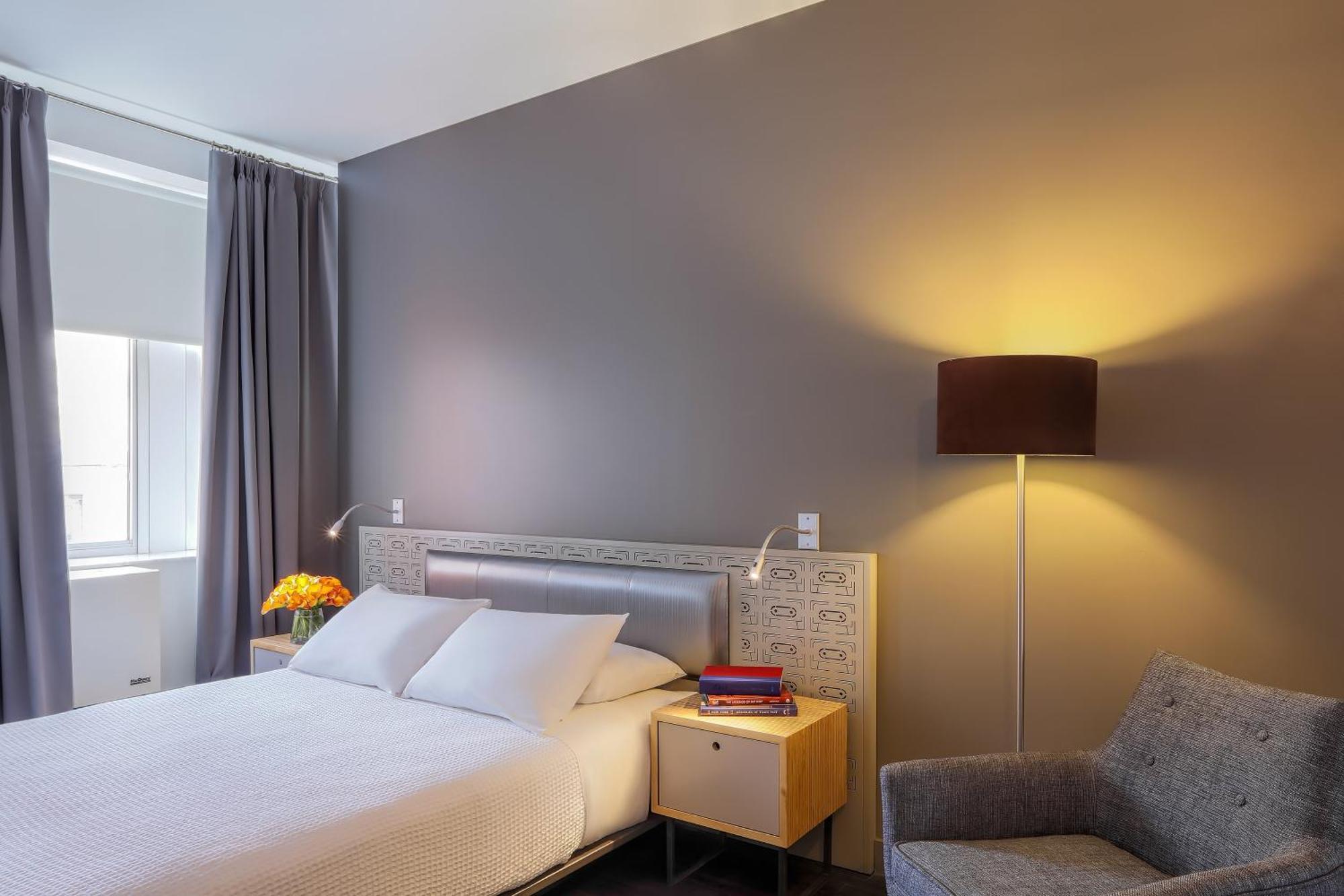 Zimmer mit Queensize-Bett und rollstuhlgerechter Dusche - barrierefrei
