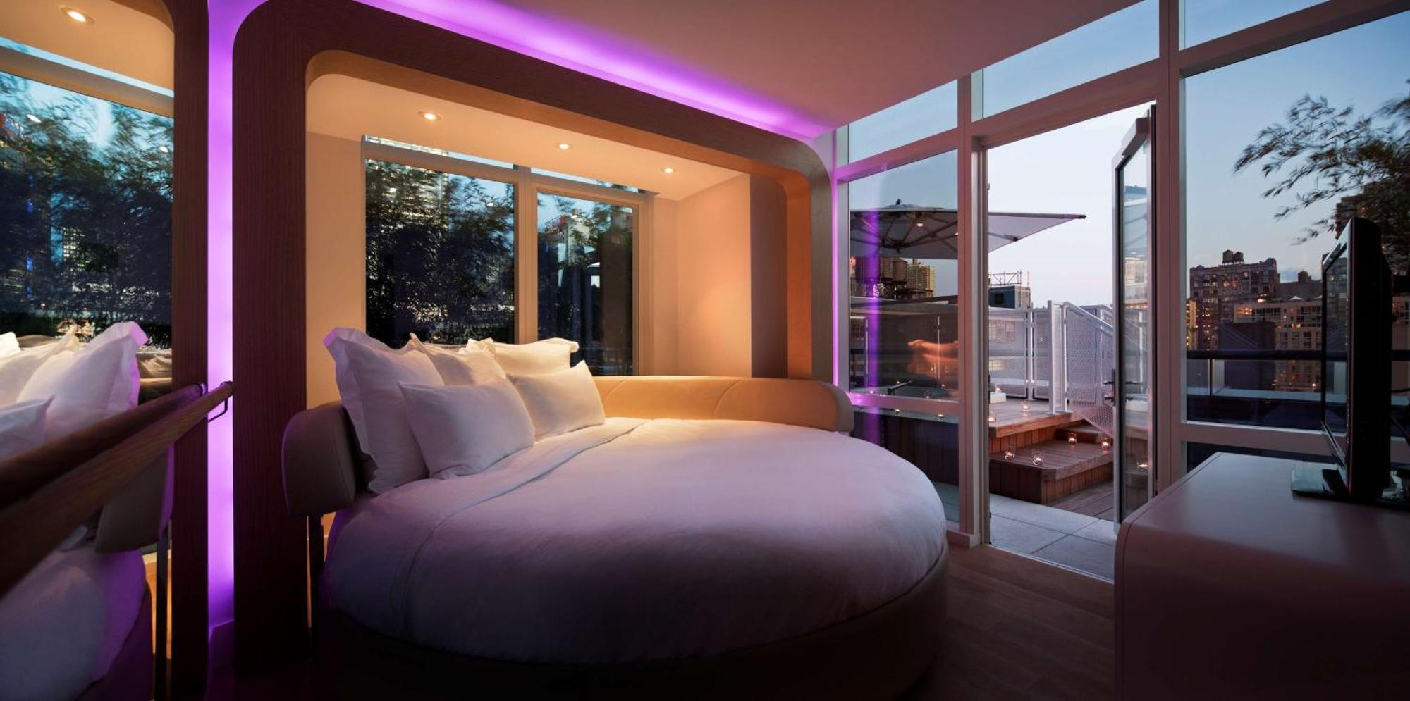 Penthouse-Suite mit Kingsize-Bett und Terrasse