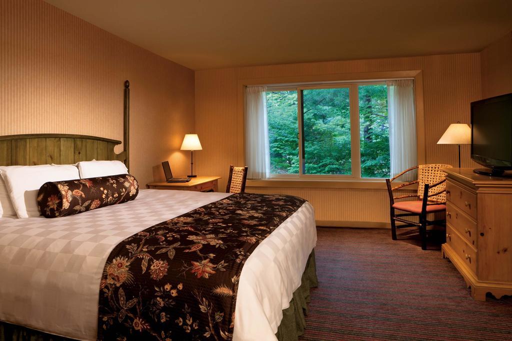 King Room -  Walk In Level Lodge