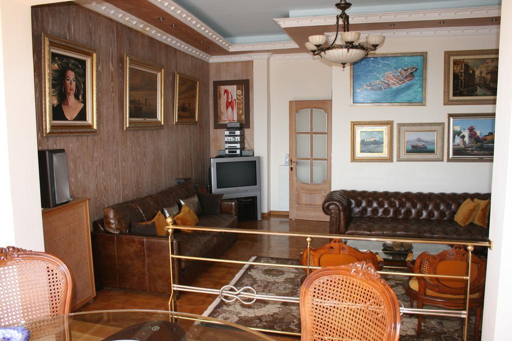 Queen Room with Two Queen Beds - Non-Smoking,1557412564:JPEG