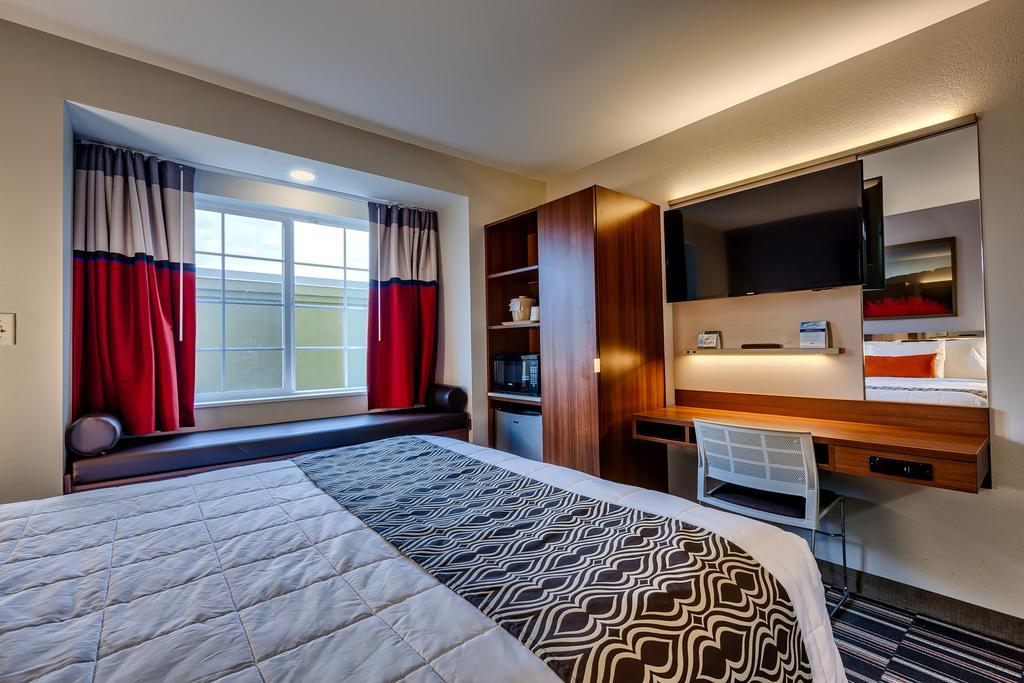 Queen Room with Bath Tub - Mobility Accessible/Non-Smoking