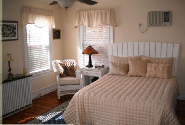 Shelter Island Room - King Waterfront,708200758:JPEG