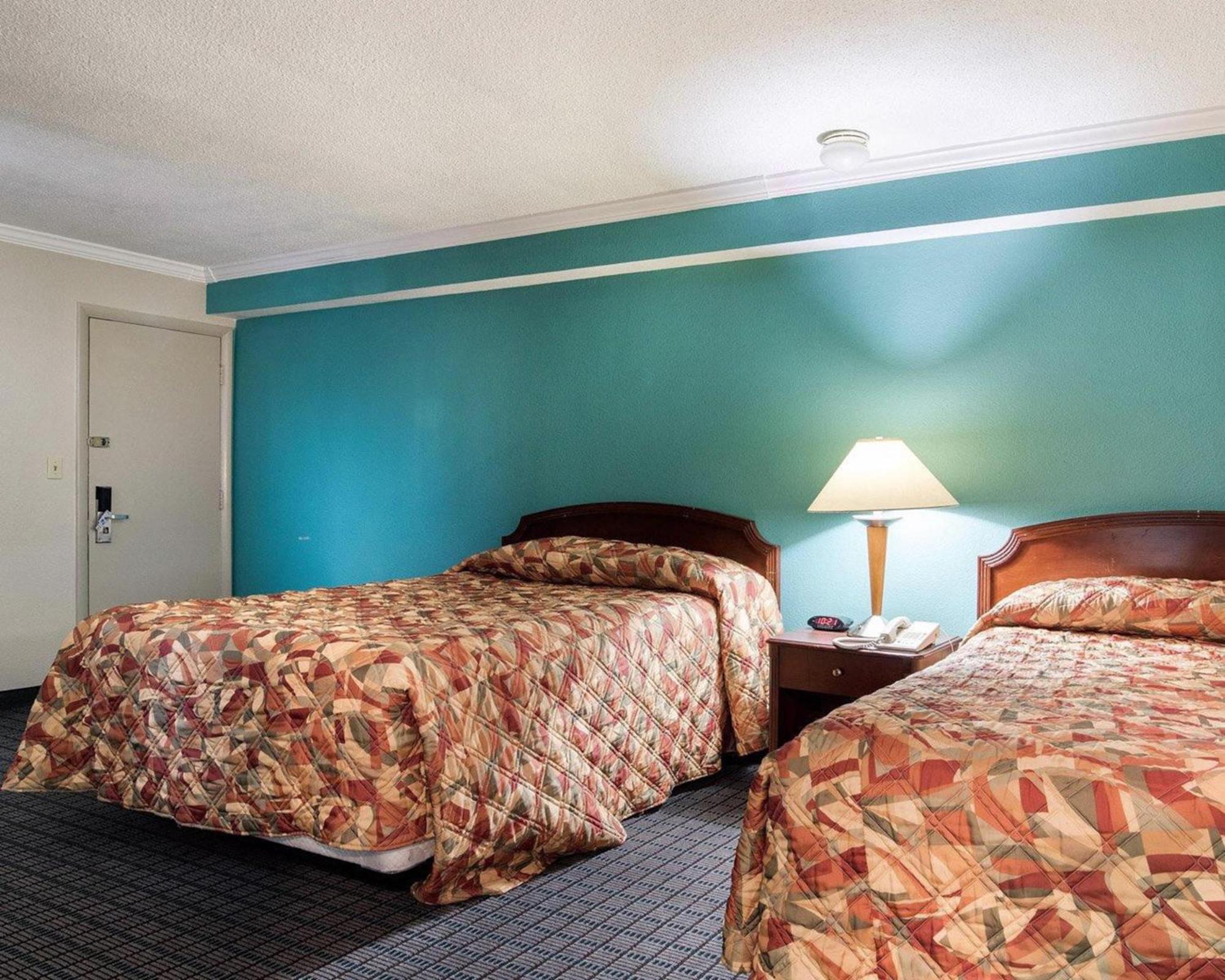 Queen Room Two Queen Beds Smoking