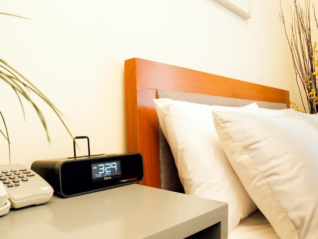 Habitación con cama grande y baño privado