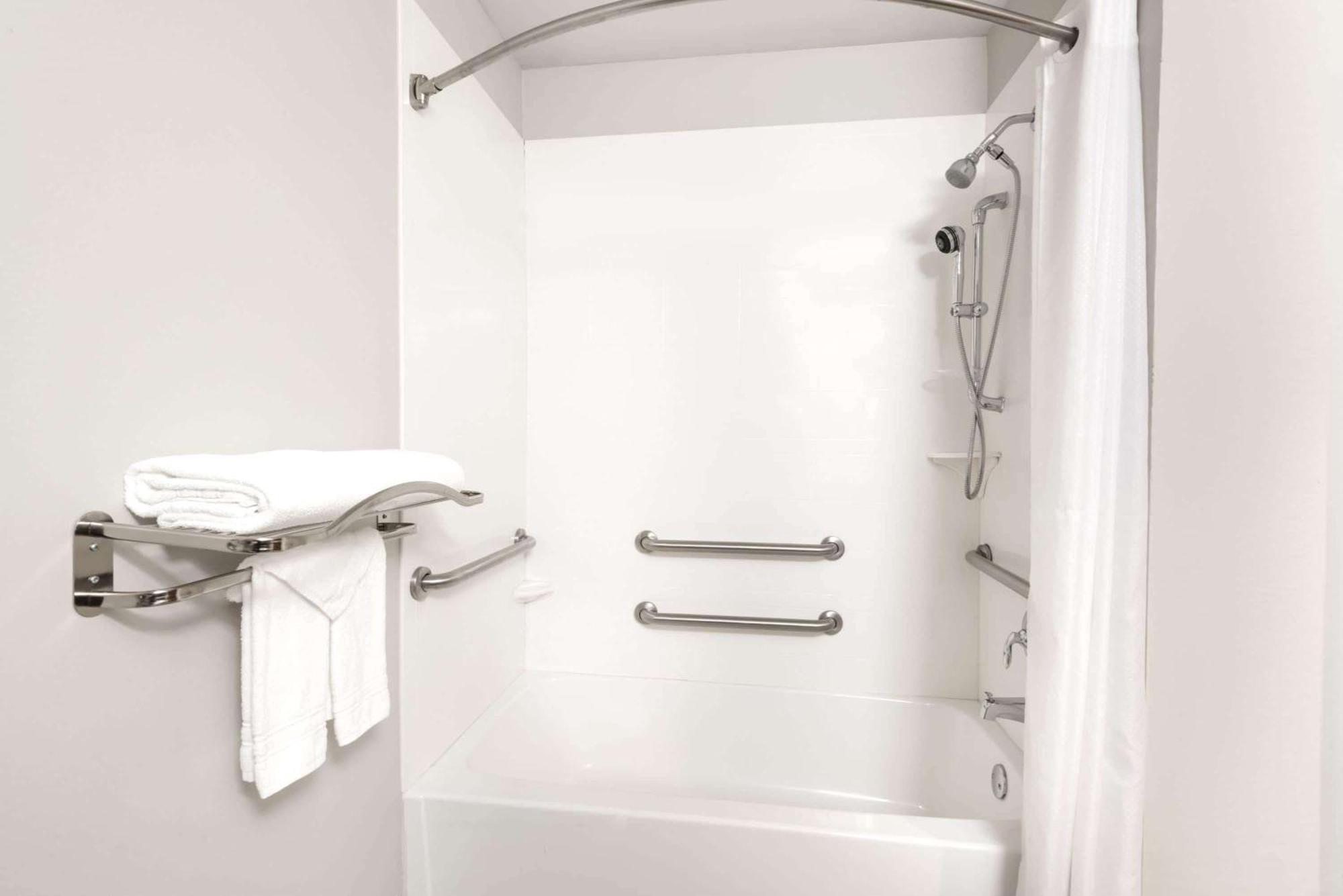 Queen Room with Bath Tub - Mobility/Hearing Accessible - Non-Smoking,706523761:JPEG