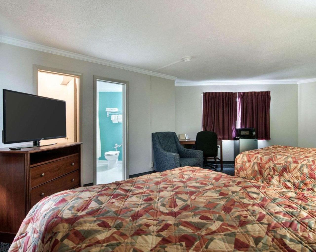 Queen Room Two Queen Beds Smoking