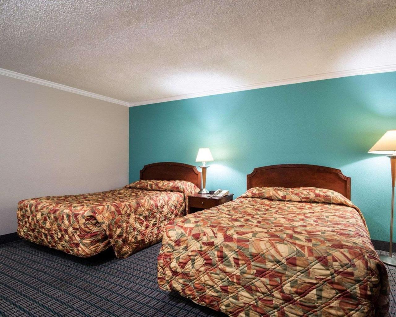 Queen Room Two Queen Beds Smoking
