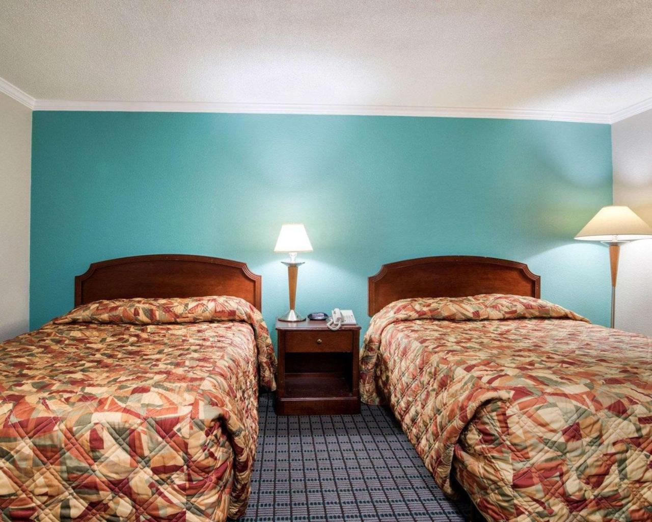Queen Room Two Queen Beds Smoking