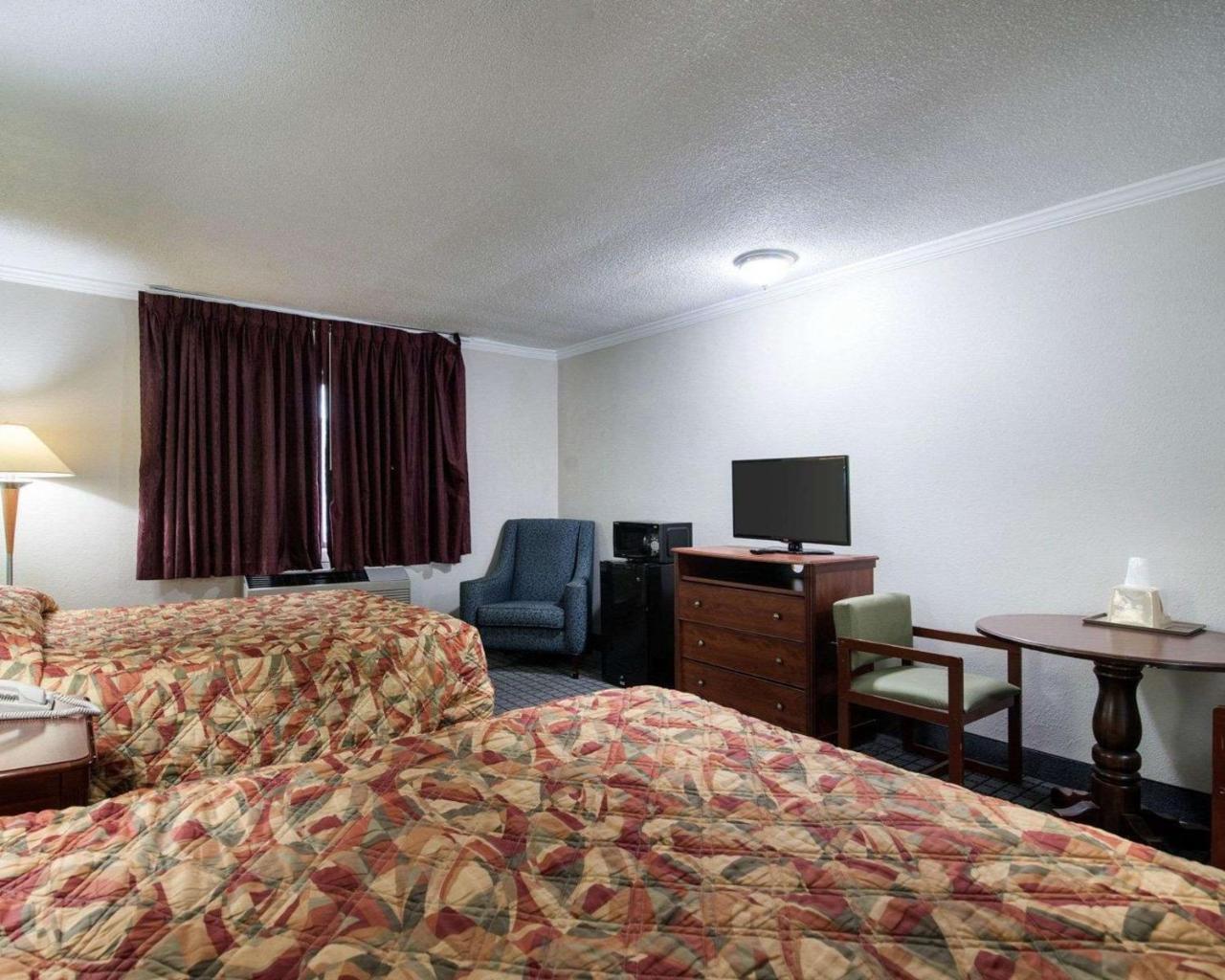 Queen Room Two Queen Beds Smoking