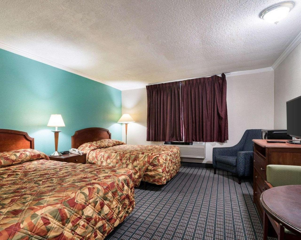 Queen Room Two Queen Beds Smoking