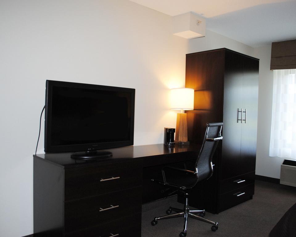 King Suite with Whirlpool and Sofa Bed - Non-Smoking