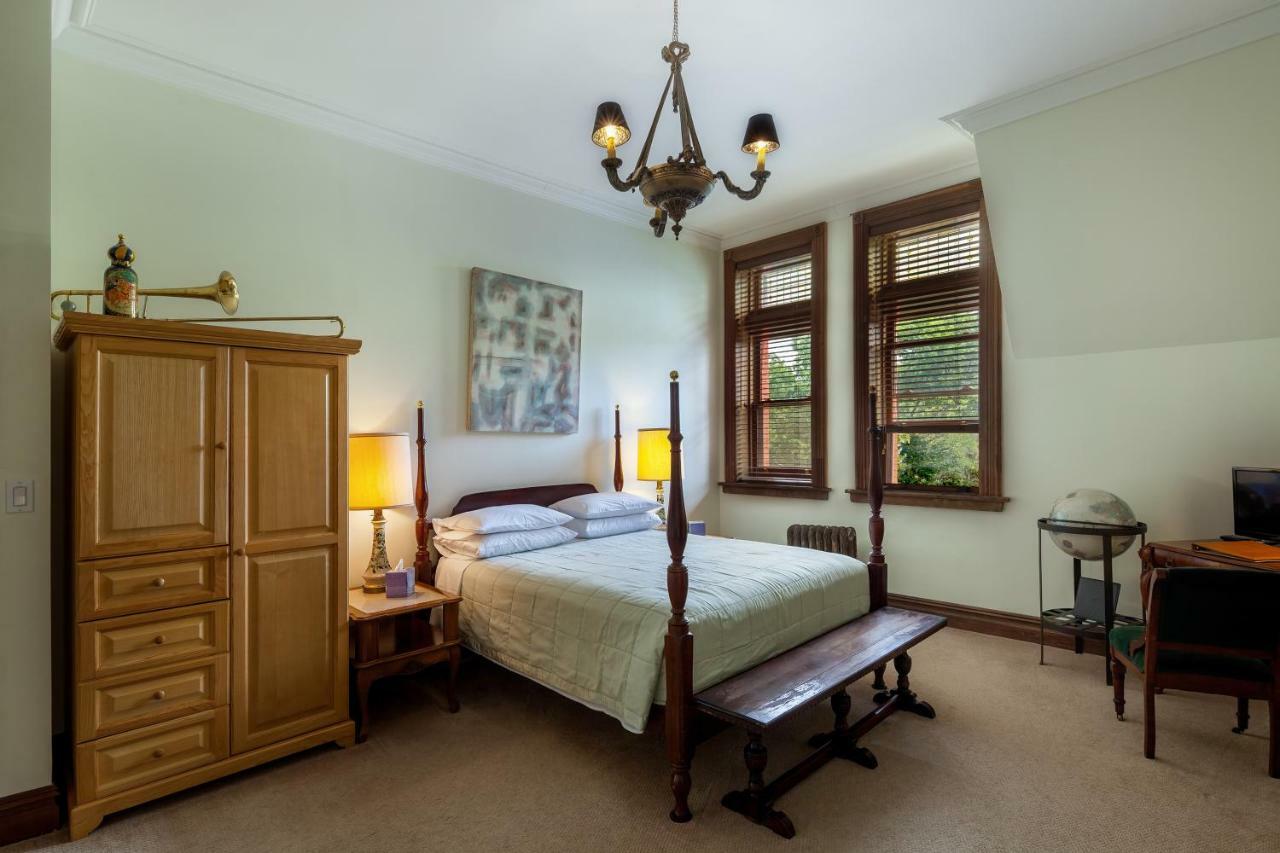 Deluxe Queen Suite