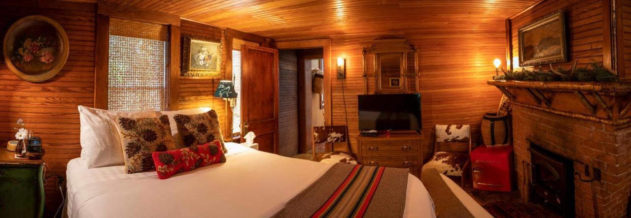 Deluxe Queen Suite