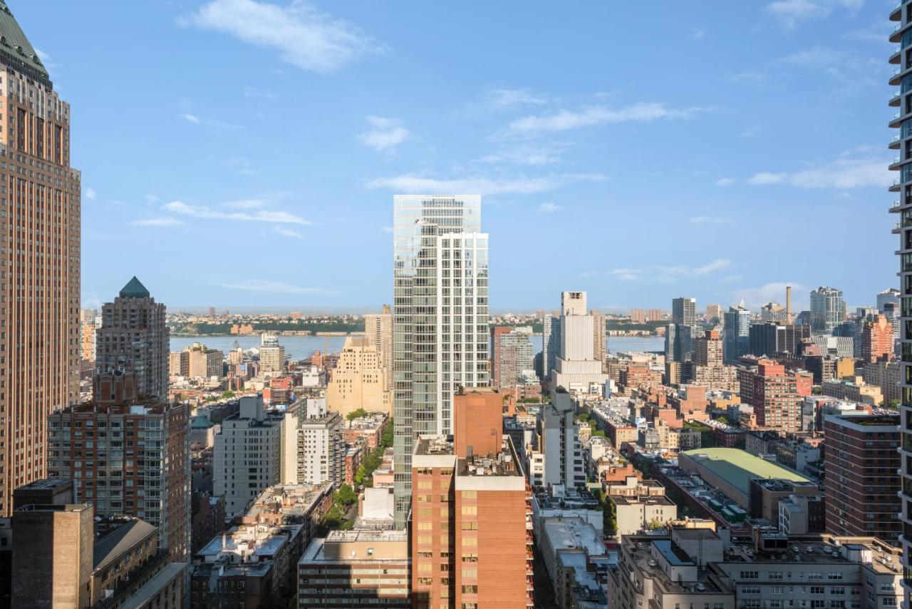 Quarto Superior Social com Cama King-size e Vista do Rio Hudson