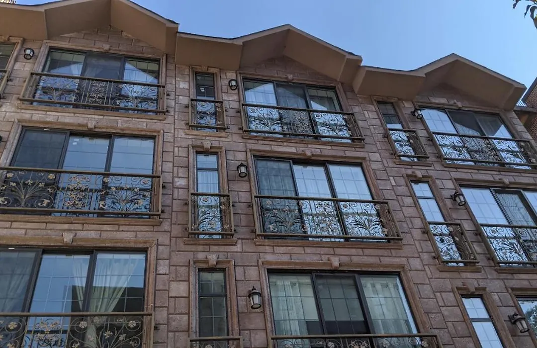 Gorgeous 3 Bedroom 2 Stops From Times Square And Central Park For Families Or Groups With No Smoking And No Parties But Couples And Kids Friendly-1