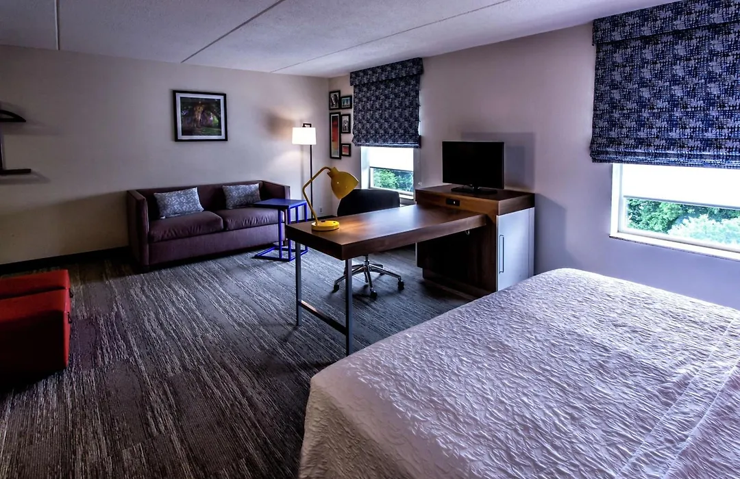 Hampton Inn & Suites Staten Island-1