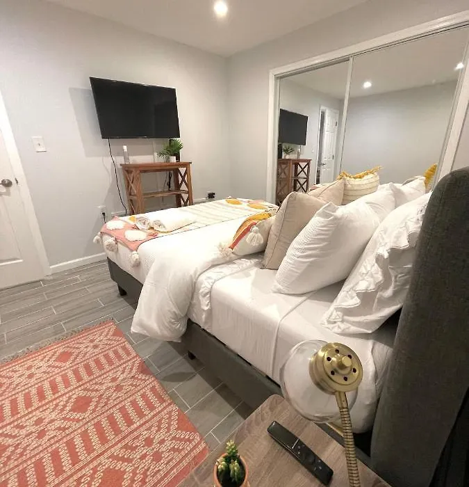 Modern Apartment With Parking & Quick Ride To Manhattan-1