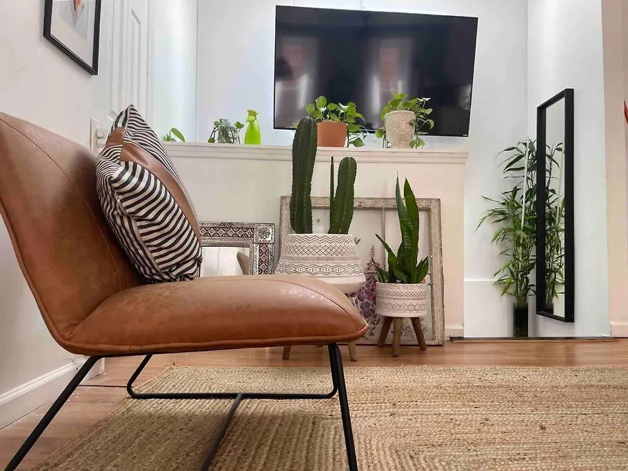 Derive Stays - Affordable Brooklyn Apt. W/ Balcony-1