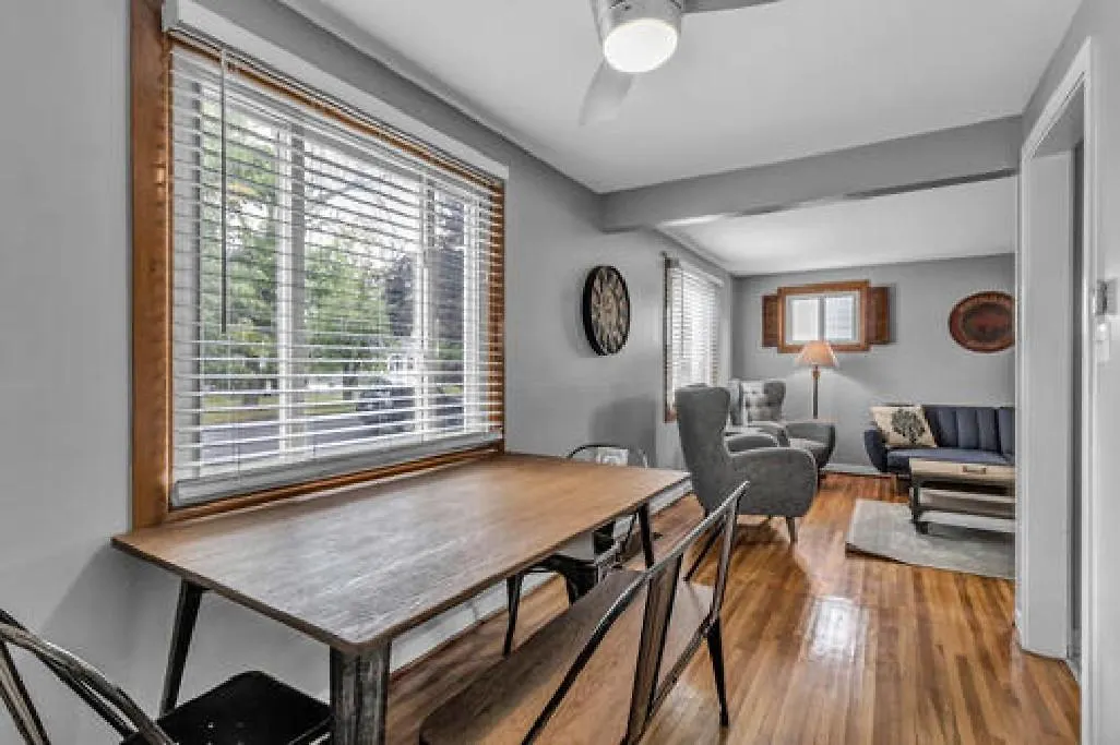 Gorgeous 2 Queen Bedroom Lower Apartment In North Buffalo With Free Driveway Parking-1